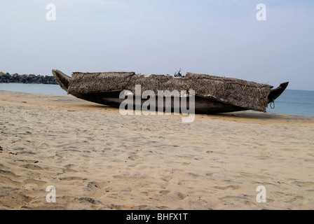 Kerala traditionellen Land Boot ruhen im Meer Stockfoto