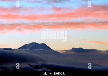 Sonnenaufgang Wolken färben den Himmel über Mount Rainier, genommen vom Sunrise Beach Park in Gig Harbor, Washington Stockfoto