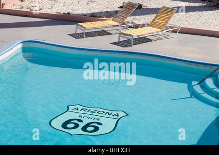 Route 66-Straßenschild an der Unterseite des Schwimmbades des Qualität Inn Motel in Kingman Arizona auf der historischen Route 66 Stockfoto