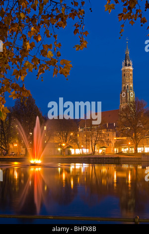 Blick auf die Glocke Turm der Martinskirche (St.-Martins Kirche) von der Isar mit einem Brunnen im Vordergrund, Landshut Stockfoto