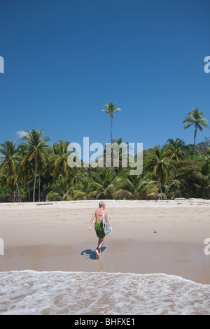 Surfer am Playa Carmen in Costa Rica, Mittelamerika Stockfoto