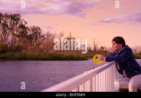 Angeln in der Murray bei Sonnenuntergang Fokus ist auf Bäumen Stockfoto