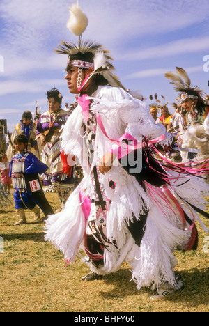 Indischer Tanz-Show konkurrieren Wettbewerb ethnischen Indianer Kostüm Tradition Stamm tribal Wettbewerb Richter Eventkultur kulturelle Stockfoto