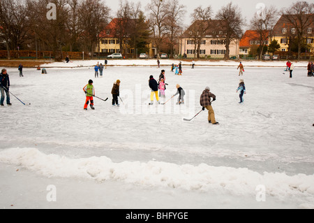 Spaß am zugefrorenen See Stockfoto