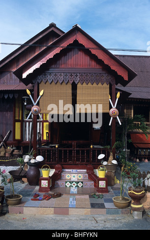 Eingangstreppe & Veranda zum traditionellen Malay-Holzhaus, Kampung Morten Village, Melaka oder Malacca City, Malaysia Stockfoto