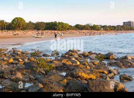 Leute warten auf den Sonnenuntergang am Mindil Beach in der Nacht des Mindil Beach Markets. Darwin, Northern Territory, Australien Stockfoto