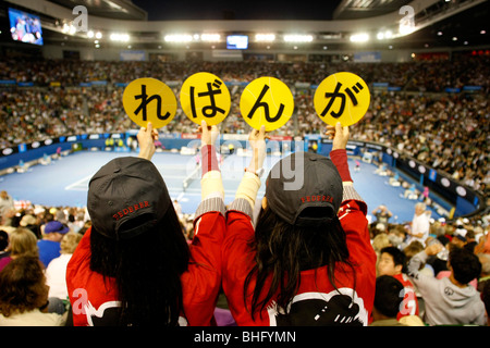 Japanischen Roger Federer-Fans auf den Tribünen, Australian Open 2010, Grand-Slam-Turnier, Melbourne Park, Melbourne, Australien Stockfoto