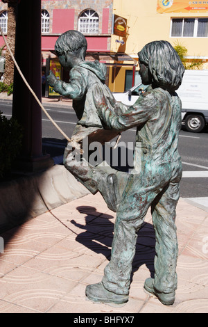 Bronzeskulptur in Spanien von Kindern spielen auf Schaukel Stockfoto