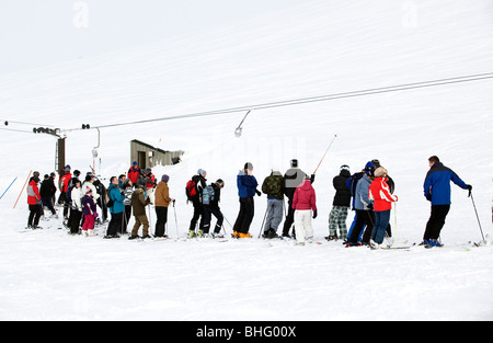 Skifahrer mit einer Taste anheben, um die Pisten von Aviemore in den Cairngorm Mountains, Schottland zu erreichen. Stockfoto