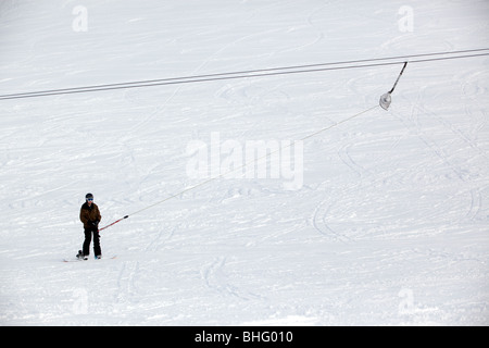 Skifahrer mit einer Taste anheben, um die Pisten von Aviemore in den Cairngorm Mountains, Schottland zu erreichen. Stockfoto