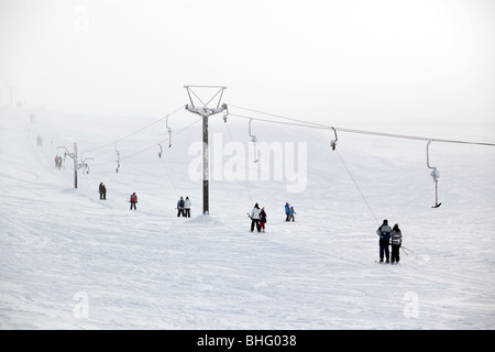 Skifahrer mit einer Taste anheben, um die Pisten von Aviemore in den Cairngorm Mountains, Schottland zu erreichen. Stockfoto