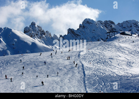 Blick auf Skifahrer auf der Piste unter bewölktem Himmel Alpe di Siusi, Dolomiten, Südtirol, Italien, Europa Stockfoto