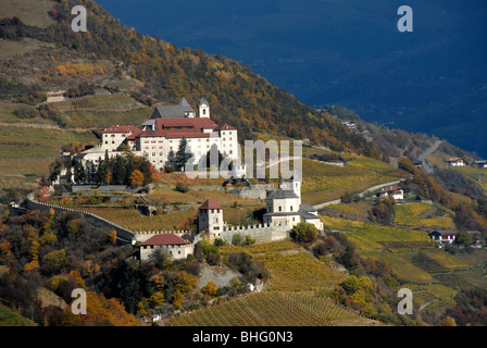 Kloster Säben an einem Berghang im Herbst, Klausen, Valle Isarco, Südtirol, Italien, Europa Stockfoto