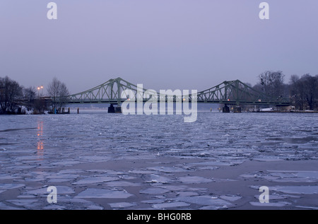 Glienicker Brücke über Havel Fluß, Potsdam, Brandenburg, Deutschland Stockfoto