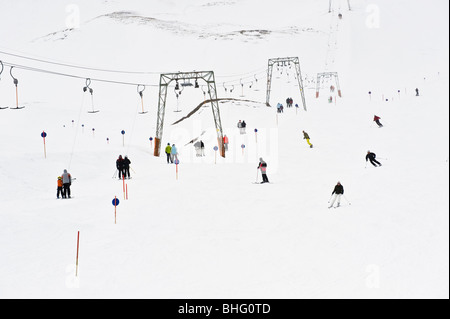 Skifahrer am Hang mit Skilift, Hintertux, Tirol, Österreich Stockfoto