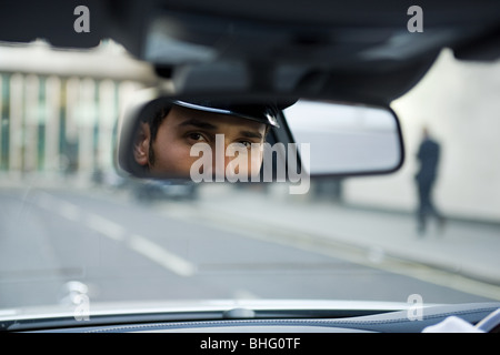 Chauffeur im Rückspiegel Stockfoto