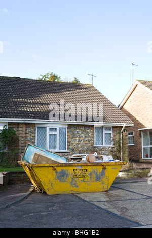 Überspringen außerhalb Sussex house bei Renovierungen Stockfoto