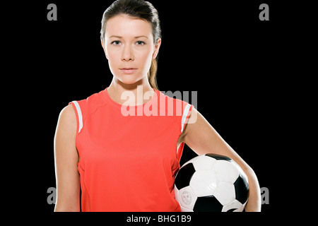 Weiblichen Fußballer halten einen Fußball Stockfoto