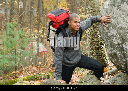 Junger Mann im Wald mit Rucksack Stockfoto