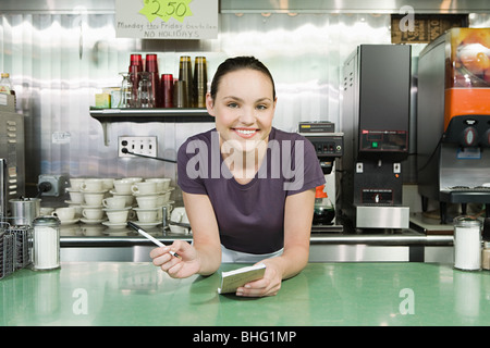 Lächelnde Kellnerin in einem diner Stockfoto