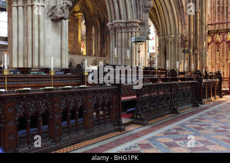 Gehauen, geschnitzt und zusammengesetzt aus feinsten Harthölzern, Chorgestühl in der Ehrfurcht inspirierende Lichfield Kathedrale in England. Stockfoto