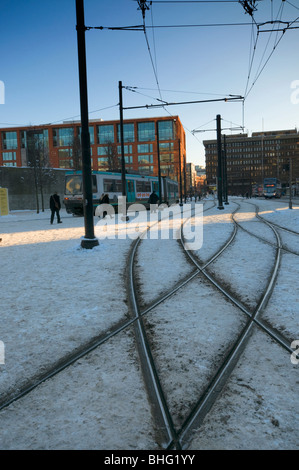 U-Bahn Haltestelle Piccadilly Gardens Manchester Schnee Wintersonne Stockfoto