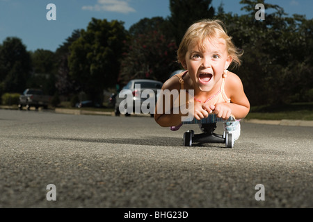 Kleines Mädchen auf einem skateboard Stockfoto