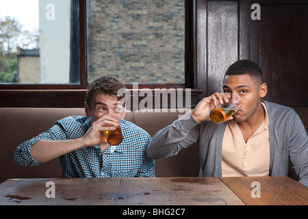 Junge Männer trinken Bier in der Bar Stockfoto