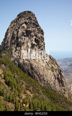 Roque de Agando. Ein phonolitischer Vulkanschlot im Osten zentralen Hochland von der Kanarischen Insel La Gomera. Stockfoto