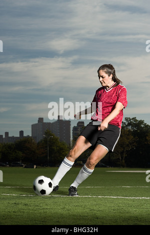 Frau spielt Fußball Stockfoto