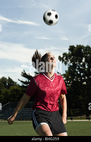 Fußballer, die den Ball in Richtung Stockfoto