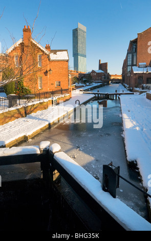 Herzöge 92 sperren gefrorenen Rochdale Kanal Winter Sonne Manchester Beetham Tower in der Ferne Stockfoto