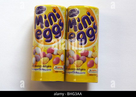 Zwei Röhren von Mini-Eiern Cadbury Milchschokolade Köstlichkeiten bereit für Ostern isoliert auf weißem Hintergrund Stockfoto