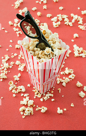 Popcorn und Gläser Stockfoto