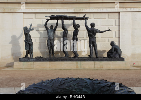 Eines der wichtigsten Skulpturen von Ian Rank-Broadley am Armed Forces Memorial am Alrewas in Staffordshire, England. Stockfoto