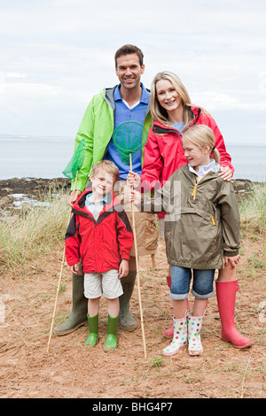 Familie an Küste mit Fischernetzen Stockfoto