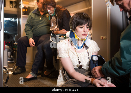 Junge Frau, die ärztliche Hilfe erhalten Stockfoto