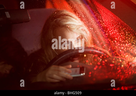 Junge Frau bei Autounfall Stockfoto