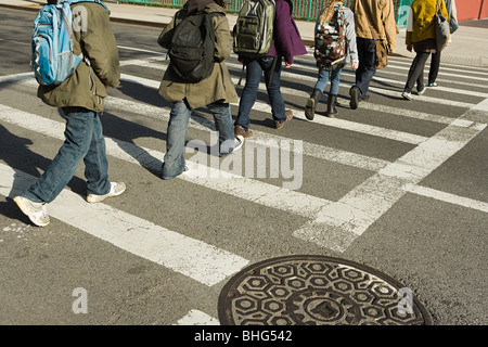 Kinder zu Fuß über Straße Stockfoto