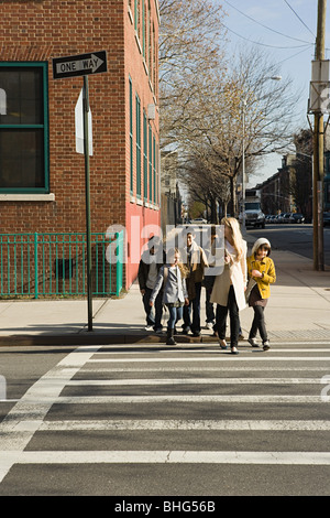 Lehrer und Schüler, die Straße überqueren Stockfoto
