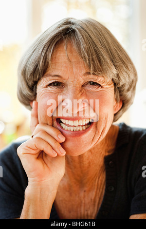 Alte Frau lächelte viewer Stockfoto