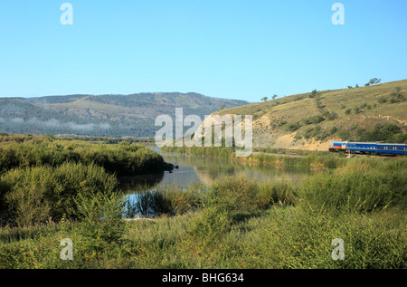 Landschaft und Trans-Siberian express unterwegs in Richtung Mongolei Stockfoto