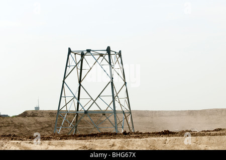 Elektrische Pylon im Bau auf E52 Autobahn in der Nähe von Statzling Friedberg Deutschland Stockfoto