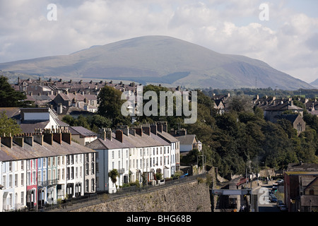 Caernarfon mit Snowdonia im Hintergrund, Wales Stockfoto