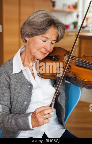 alte Frau tuning Violine Stockfoto