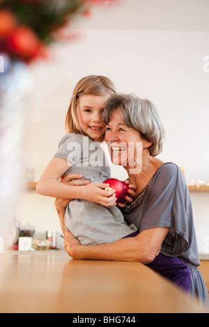 Enkel und Oma umarmt Stockfoto