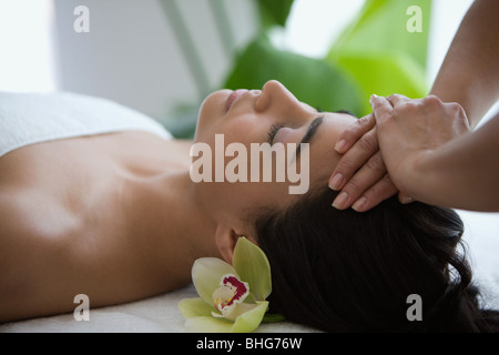 Frau, die eine Kopfmassage Stockfoto