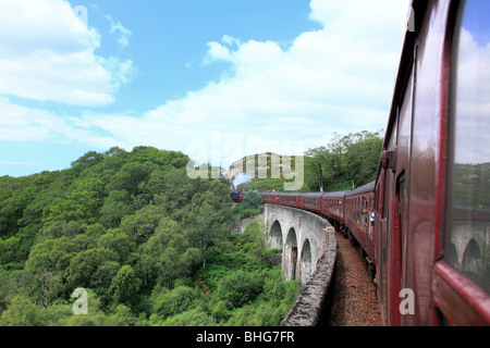 Dampfzug auf Glenfinnan Viadukt Stockfoto