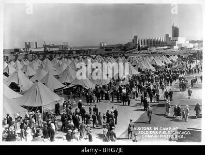 Massen von Menschen der Besuch einer militärischen Encampment an Soldiers Field, Chicago, Illinois, USA, 1930. Artist: Unbekannt Stockfoto