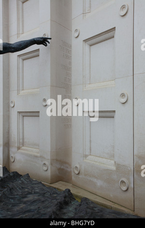 Der Arm eines Soldaten zeigt das Licht, das durch den Spalt an der 11. Stunde am 11. Tag des 11. Monats glänzt. Stockfoto